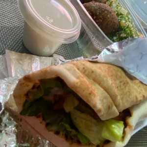 Combo puedes elegir ajo ó Tahini 