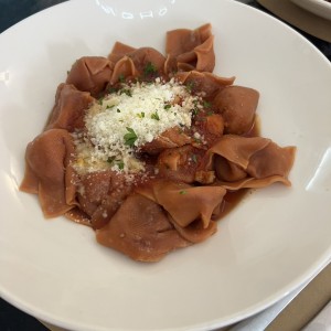 Tortelinis de queso de cabra con cebollas caramelozadas en salsa Amatriciana