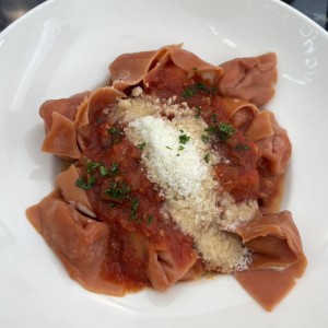 Raviolis con Queso de Cabra y Cebolla Caramelizada
