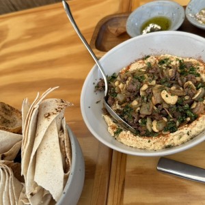Hummus con lomito