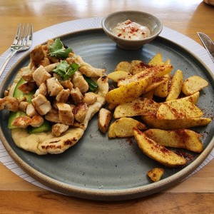 Gyros de pollo en finas hierbas y papas