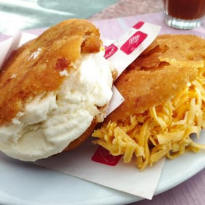 Arepa de Chicharron con queso de mano y queso amarillo 