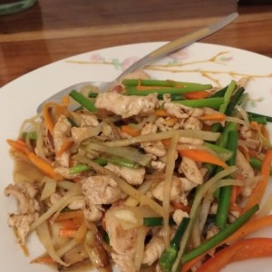 Lonjas de pollo con vegetales