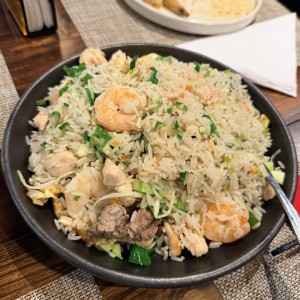Arroz tres carnes y camarones 