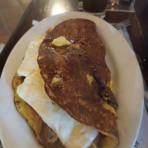 cachapa con pernil y queso