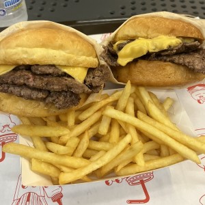 Hambuguesas cheese burger con papas