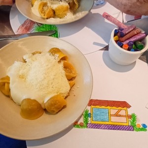 tortelinis de carne con salsa cuatro quesos