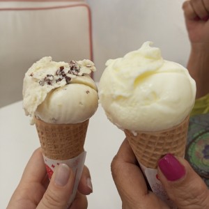 Helado de banana stracciatella y helado de limón 