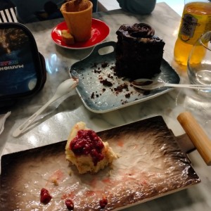 Cheesecake apelmazado. Torta fea y Toddy aguado en taza de galleta, la galleta estaba bien.