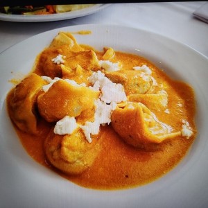 Raviolis con salsa rose y queso de cabra