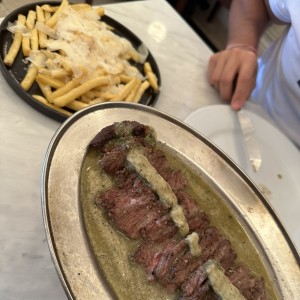 Entrecot nacional con papas fritas con parmesano