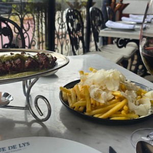 Entrecote importado con papas trufadas y vino Cabernet