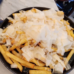 Papas fritas trufadas con parmesano 