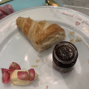 Croissant con mermelada