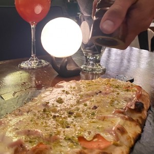 Pizzeta de mortadella y pistacho 