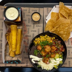 Tortillas fritas con queso y crema 