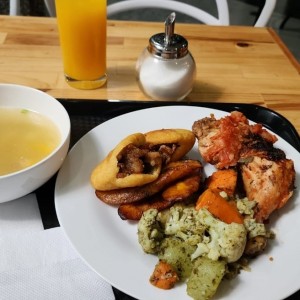 Menú de pollo con arepitas mixtas