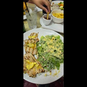 Milanesa de Pollo al grill con ensalada cesar