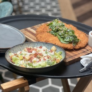 Cachopo y ensalada cesar
