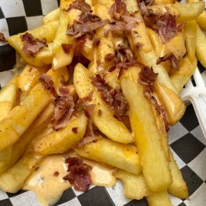 Papas con queso cheddar 