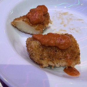 Deditos de mozzarella con salsa 