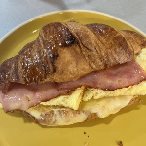 Croissant de Huevo con Tocineta