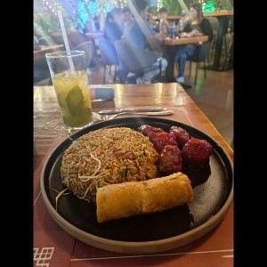 Pollo agridulce, arroz, lumpia y mojito con parchita 