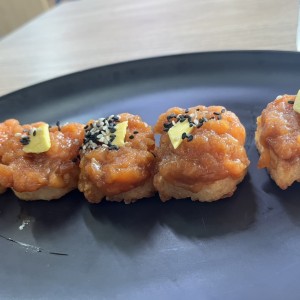 Entrada de salom con croquetas de arroz frito 