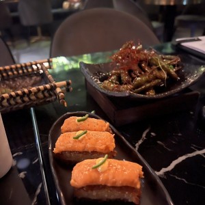 Edamames spicy y entrada de salmon