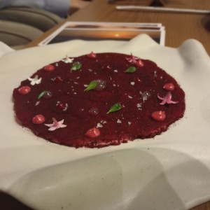 Carpaccio de remolacha con ricota de oveja y almendras