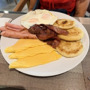 Desayuno americano con arepas