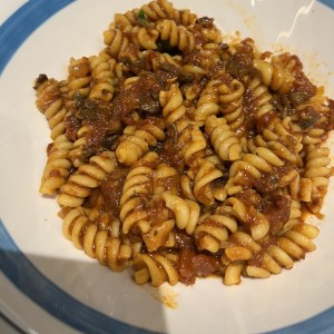 Pasta pomodoro y hongos.