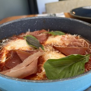 Huevos rotos con prosciutto