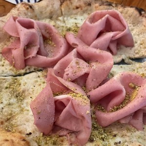Pizza a la crema con Mortadela.