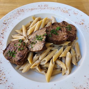 Pasta con lomito en salsa de crema de almendras