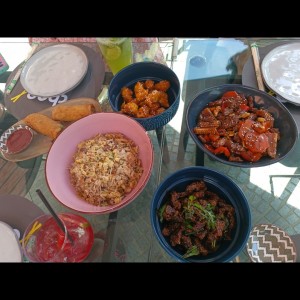 Pollo con miel, mongolian beef, lomito, arroz chino y lumpias 