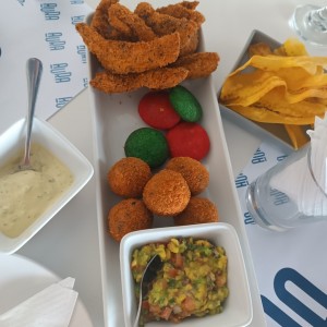 croquetas de morcilla, arepas y tenders de pollo