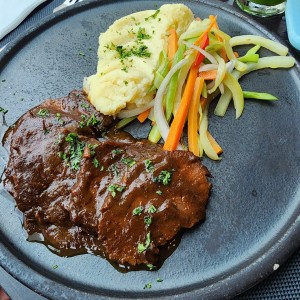 Asado negro + vegetales salteados 