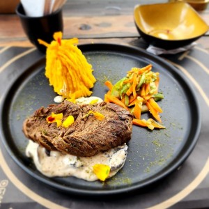 B?uf a la bourguignon con pure de batata y vegetales 