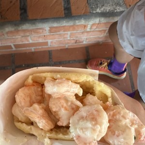 Arepa de ensalada de camarones