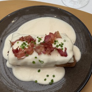 French Toast gouda tocineta aguacate