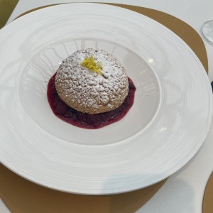 Bigne Croquelin, Profiterol con cobertura de avellanas, relleno de crema pastelera y mermelada de frutos rojos. 