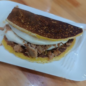 cachapa con quedó de mano y pernil