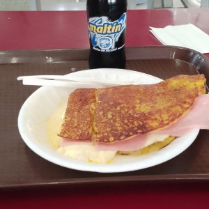 Cachapa Queso mozzarella y jamón de pierna.  una buena MALTIN POLAR 🤤