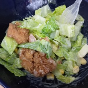 ensalada con pollo crispy 