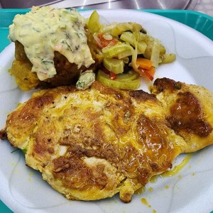 Pollo a la plancha + vegetales salteados + papa rellena con salsa tártara
