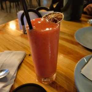 Jugo de fresa con melocotón.