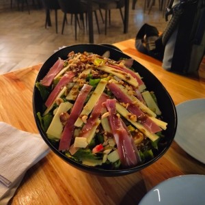 Ensalada con frutos secos y jamón serrano