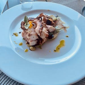 Pulpo y peras abrasadas