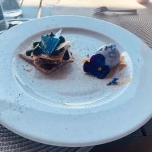 Milhojas con sepia y helado de lavanda